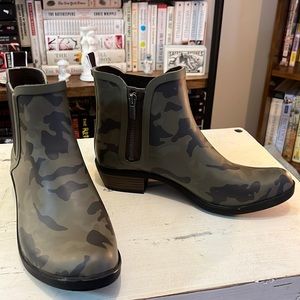 NWOT Lucky Camo Rainboots